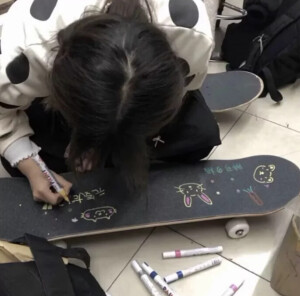 总会有一个男孩捧着鲜花走向你 温柔的说一句 麻烦让开 谢谢