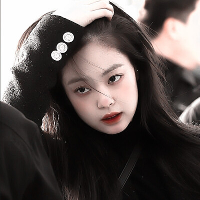 
: 要不是你一开始装深情 我还真看不上你。
# 金智妮Jennie