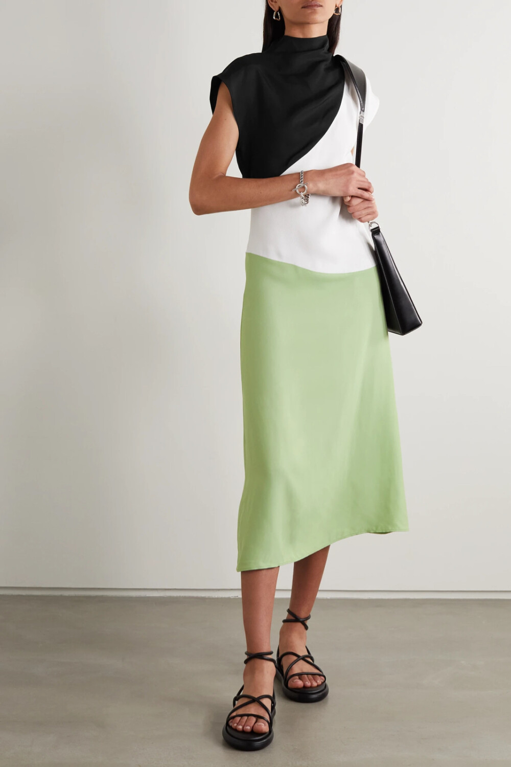 GAUCHERE 这款轻盈的 “Tomasa” 连衣裙采用抢眼的拼色设计，以对比鲜明的绉纱和斜纹布精心拼接而成。它剪裁修身，设有优雅高领。建议搭配绑带式凉鞋。