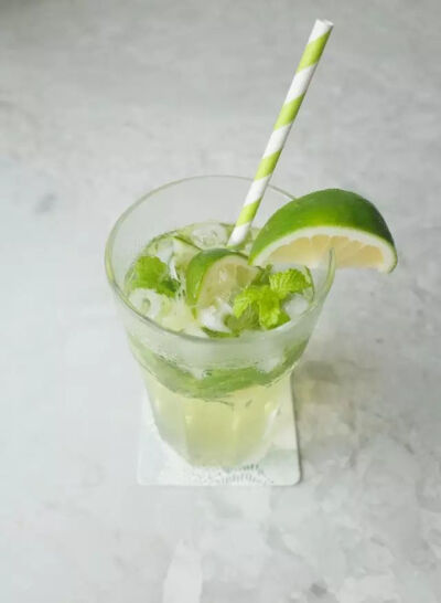 材料
▼
青柠1颗
黄柠几片
蜂蜜（或糖浆）
白砂糖适量
薄荷叶一大把
冰块
苏打水
做法
▼
青柠对半切开
一半切块另一半切片
在玻璃杯里
放入一大把洗净的薄荷叶和适量砂糖
用勺子将其小心捣碎
将…