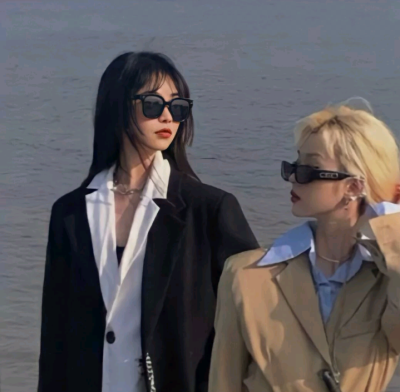 “惊喜大概就是不期而遇后的目光所及”