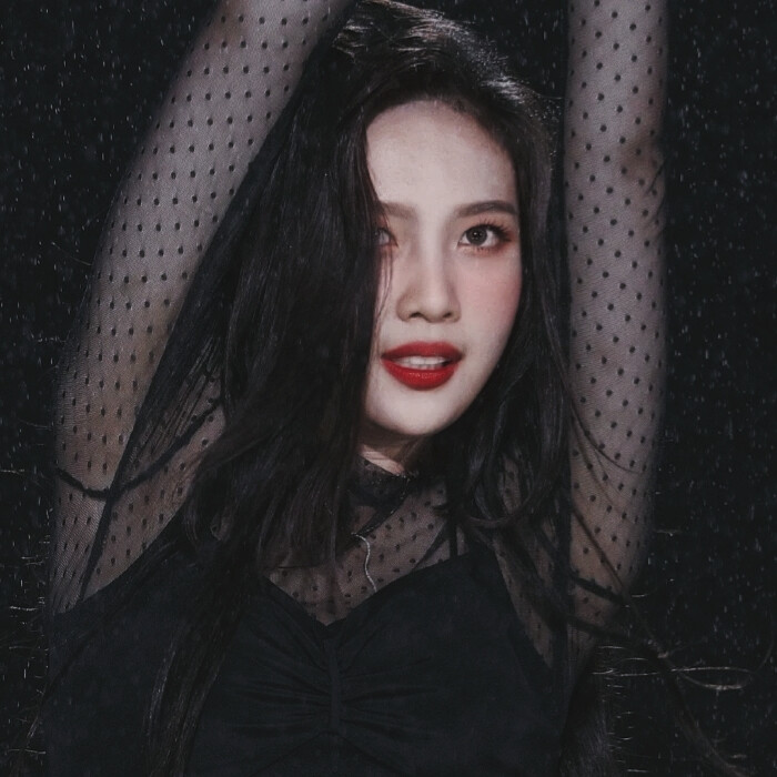 朴秀荣
-
我置身於夜晚的城市中，站在喧囂和車水馬龍的另一端。綻放的霓虹燈，編織了夜的美，卻抹不去心中黯淡的色彩。
站图二改 13einfullbloom