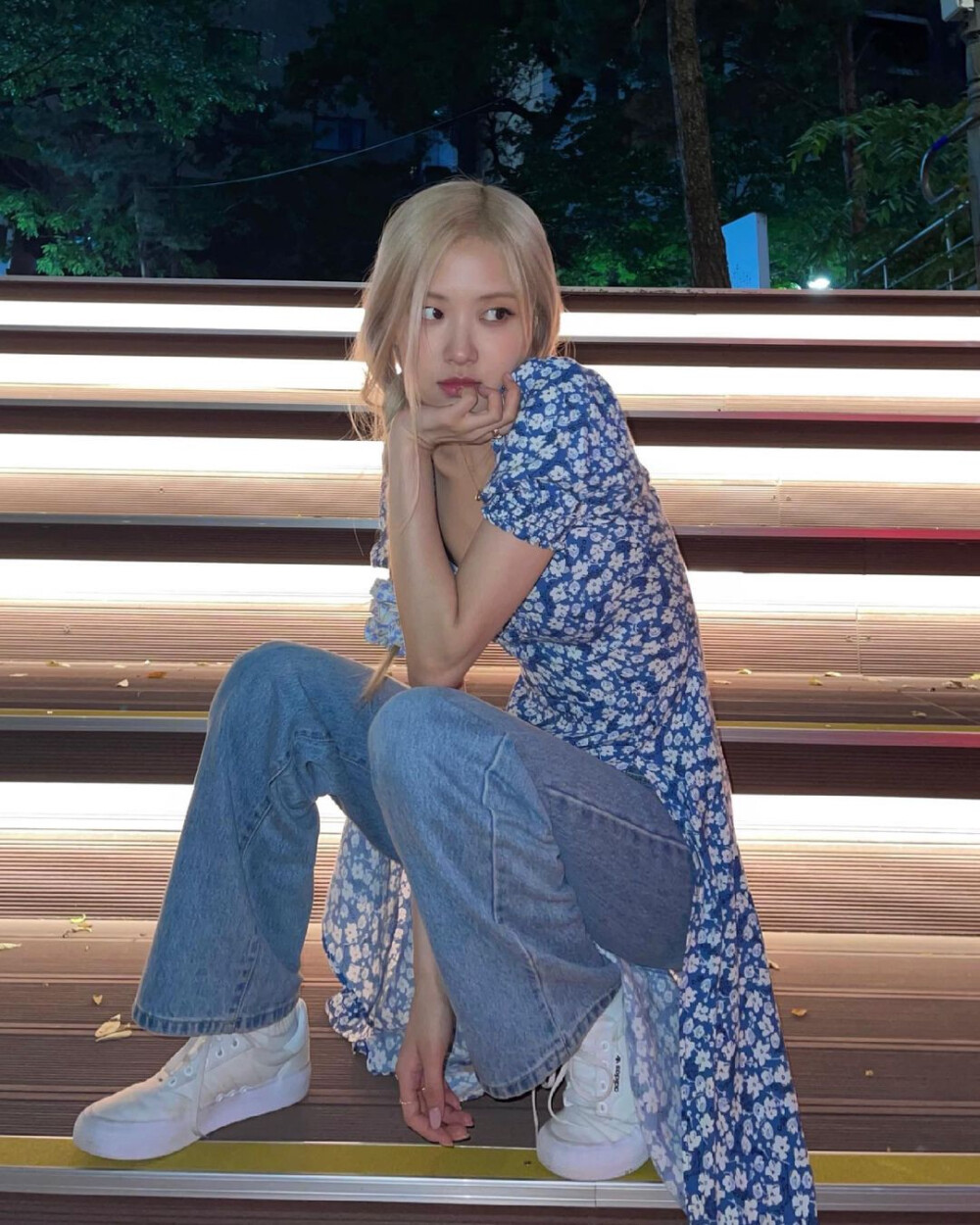 ROSÉ: "我很普通, 我真的是个普通人。 所以我觉得任何人如果感觉自己难以胜任,并且难以克服阻碍你追寻梦想的障碍时，我认为坚信你所热爱的事情并且不要忘记享受你真实的自我,会是最好的选择。因为我觉得任何事情,任何阻碍都是可以击碎的 所以,我们与你同在。
“我爱你们，我的爱穿过重重山峦，去到遥远的欧洲、澳洲，再到美国，去到中国，绕一圈回到韩国；我爱你们，爱穿透云层去到宇宙，去到遥远的太阳来来回回，我很爱很爱你们。”——朴彩英