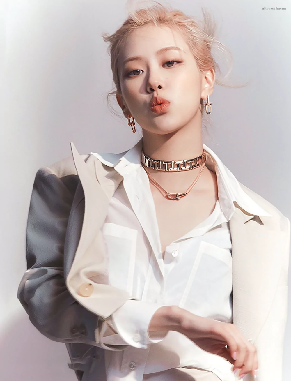 ROSÉ: "我很普通, 我真的是个普通人。 所以我觉得任何人如果感觉自己难以胜任,并且难以克服阻碍你追寻梦想的障碍时，我认为坚信你所热爱的事情并且不要忘记享受你真实的自我,会是最好的选择。因为我觉得任何事情,任何阻碍都是可以击碎的 所以,我们与你同在。
“我爱你们，我的爱穿过重重山峦，去到遥远的欧洲、澳洲，再到美国，去到中国，绕一圈回到韩国；我爱你们，爱穿透云层去到宇宙，去到遥远的太阳来来回回，我很爱很爱你们。”——朴彩英