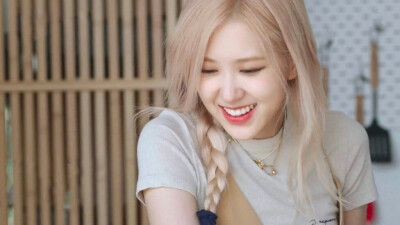 ROSÉ: "我很普通, 我真的是个普通人。 所以我觉得任何人如果感觉自己难以胜任,并且难以克服阻碍你追寻梦想的障碍时，我认为坚信你所热爱的事情并且不要忘记享受你真实的自我,会是最好的选择。因为我觉得任何事情,任…