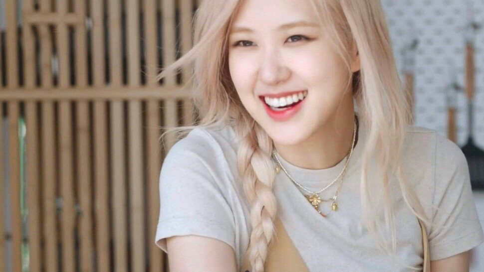 ROSÉ: "我很普通, 我真的是个普通人。 所以我觉得任何人如果感觉自己难以胜任,并且难以克服阻碍你追寻梦想的障碍时，我认为坚信你所热爱的事情并且不要忘记享受你真实的自我,会是最好的选择。因为我觉得任何事情,任何阻碍都是可以击碎的 所以,我们与你同在。
“我爱你们，我的爱穿过重重山峦，去到遥远的欧洲、澳洲，再到美国，去到中国，绕一圈回到韩国；我爱你们，爱穿透云层去到宇宙，去到遥远的太阳来来回回，我很爱很爱你们。”——朴彩英