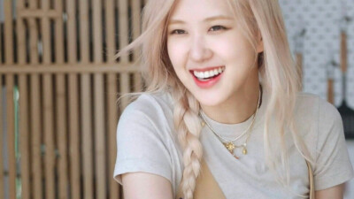 ROSÉ: "我很普通, 我真的是个普通人。 所以我觉得任何人如果感觉自己难以胜任,并且难以克服阻碍你追寻梦想的障碍时，我认为坚信你所热爱的事情并且不要忘记享受你真实的自我,会是最好的选择。因为我觉得任何事情,任…