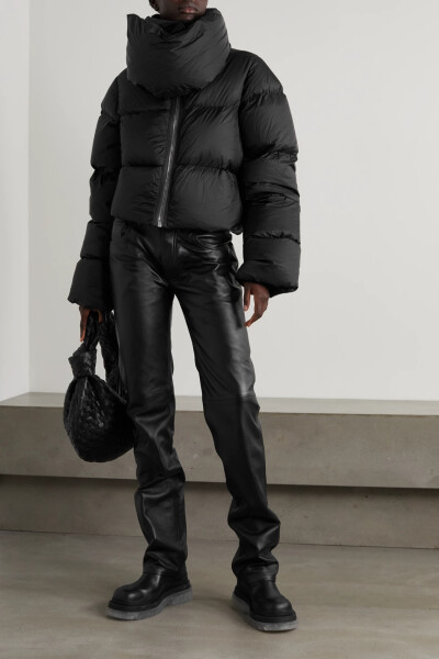 Rick Owens 这一短款外套以实用登山服为蓝本，却更添潮酷个性。单品以绗缝软壳面料精心打造，填充羽绒衣身和丰盈漏斗领为你送去融融暖意，罗纹羊毛袖口则可妥帖收束而不易上卷。