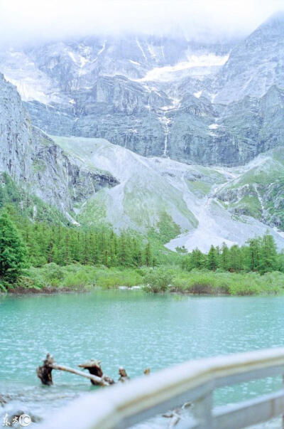 稻城亚丁
雪山、湖泊、绿树
