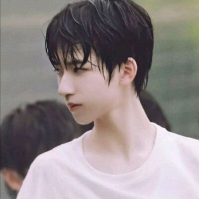 这是谁家的小帅哥啊？