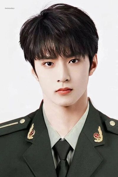 这是谁家的小帅哥啊？