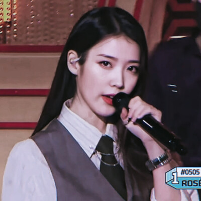 李知恩
-
体温渐热，心意朦胧酒杯里有今天的情绪，也有明天的期许。