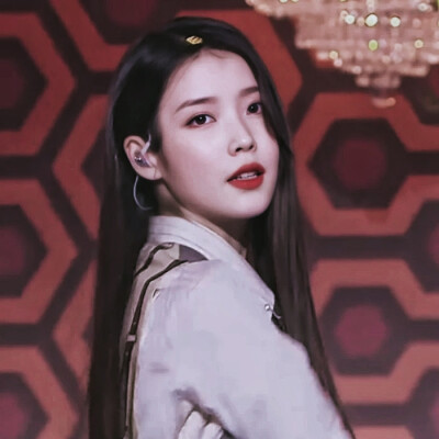 李知恩
-
体温渐热，心意朦胧酒杯里有今天的情绪，也有明天的期许。