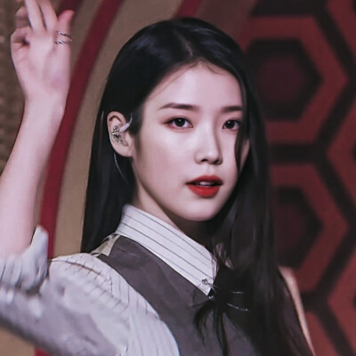 李知恩
-
体温渐热，心意朦胧酒杯里有今天的情绪，也有明天的期许。