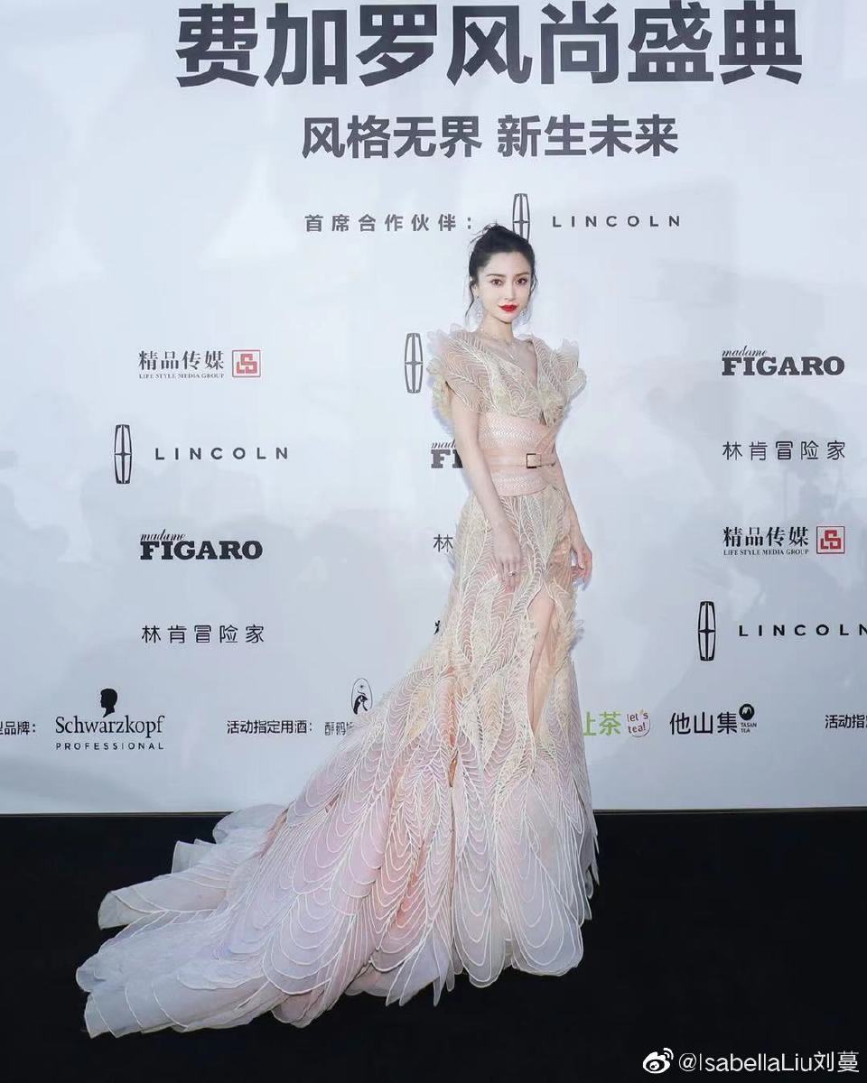 【侵权删】这里是Angelababy（杨颖）的美图啦~可甜可盐可飒你值得拥有哦！
我在豆蔻年华遇见你，想要陪你好多好多年。（图源很广，带水印，只是个人集baby美图）