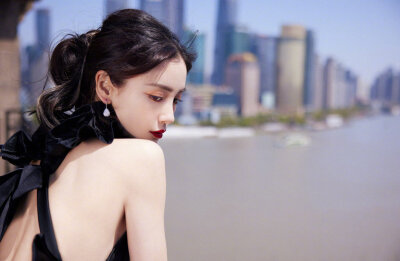 【侵权删】这里是Angelababy（杨颖）的美图啦~可甜可盐可飒你值得拥有哦！
我在豆蔻年华遇见你，想要陪你好多好多年。（图源很广，带水印，只是个人集baby美图）