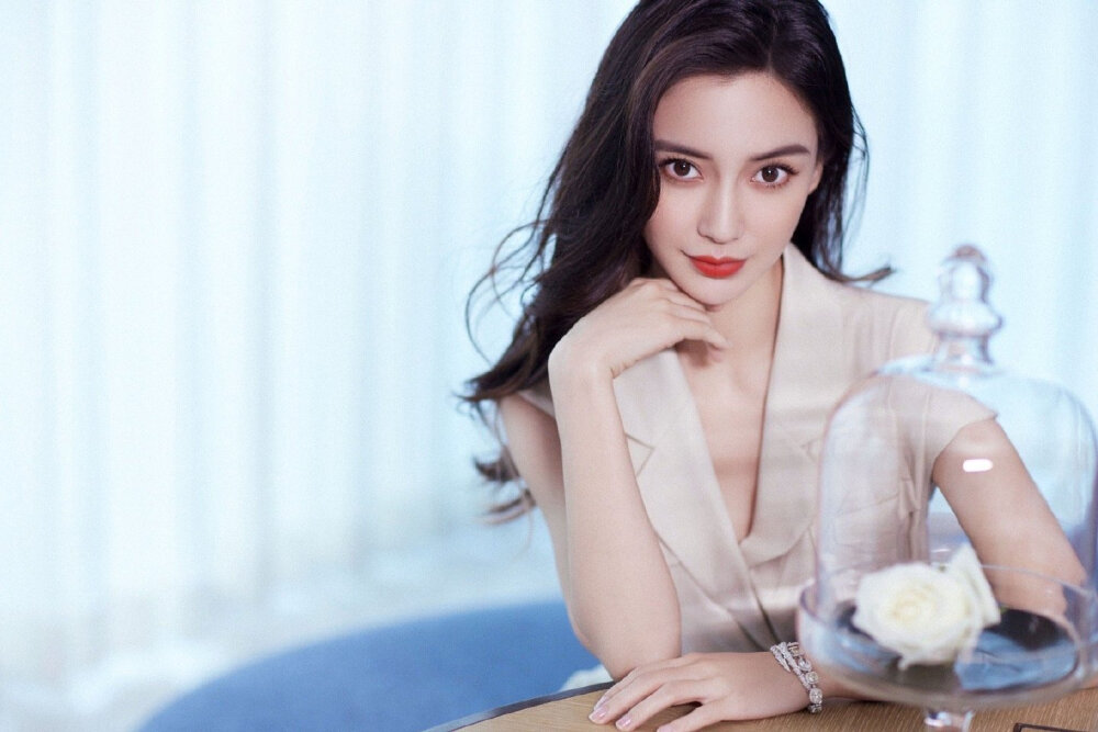 【侵权删】这里是Angelababy（杨颖）的美图啦~可甜可盐可飒你值得拥有哦！
我在豆蔻年华遇见你，想要陪你好多好多年。（图源很广，带水印，只是个人集baby美图）