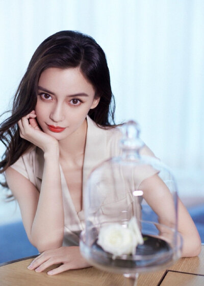 【侵权删】这里是Angelababy（杨颖）的美图啦~可甜可盐可飒你值得拥有哦！
我在豆蔻年华遇见你，想要陪你好多好多年。（图源很广，带水印，只是个人集baby美图）