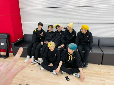 stray kids 金昇玟＆徐彰彬＆韩知城＆黄铉辰＆李旻浩＆felix＆I.N（啊哈哈哈哈里兜只有一只手出境）