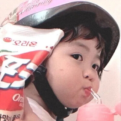 不要停止奔跑，不要回顾来路，值得期待的只有前方。每个女孩都是银河遗落在世间的星星，你一定也是某个人翘首以盼的惊喜。