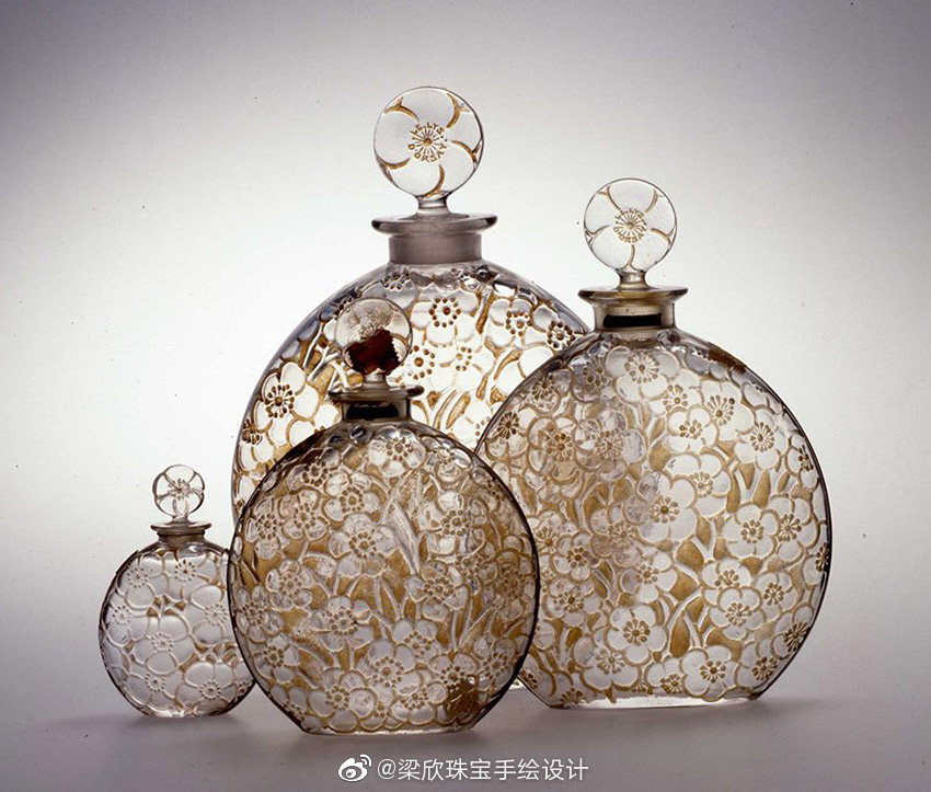 新艺术运动巨匠莱俪.拉里克（René Lalique）设计的的古董香水瓶。19世纪末期，在珠宝设计取得成功后，莱俪和科蒂公司合作，正式开始了香水瓶设计之路。对于玻璃材质的透彻研究，让莱俪将玻璃的梦幻和晶莹质感发挥到极致，把自然的诗意融合进每一件如雕塑般的作品中，令人不禁感叹大师惊人的想象力以及创造力。