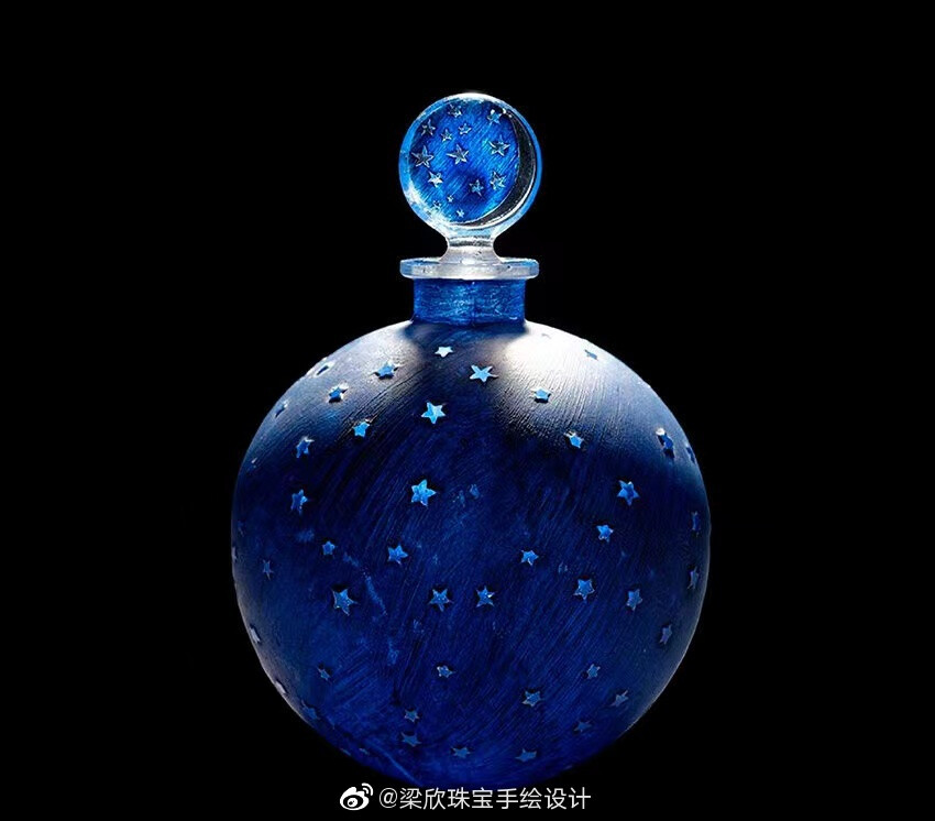 新艺术运动巨匠莱俪.拉里克（René Lalique）设计的的古董香水瓶。19世纪末期，在珠宝设计取得成功后，莱俪和科蒂公司合作，正式开始了香水瓶设计之路。对于玻璃材质的透彻研究，让莱俪将玻璃的梦幻和晶莹质感发挥到极致，把自然的诗意融合进每一件如雕塑般的作品中，令人不禁感叹大师惊人的想象力以及创造力。