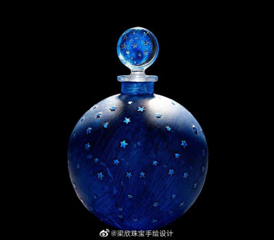 新艺术运动巨匠莱俪.拉里克（René Lalique）设计的的古董香水瓶。19世纪末期，在珠宝设计取得成功后，莱俪和科蒂公司合作，正式开始了香水瓶设计之路。对于玻璃材质的透彻研究，让莱俪将玻璃的梦幻和晶莹质感发挥到…