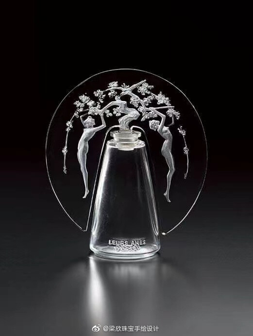 新艺术运动巨匠莱俪.拉里克（René Lalique）设计的的古董香水瓶。19世纪末期，在珠宝设计取得成功后，莱俪和科蒂公司合作，正式开始了香水瓶设计之路。对于玻璃材质的透彻研究，让莱俪将玻璃的梦幻和晶莹质感发挥到极致，把自然的诗意融合进每一件如雕塑般的作品中，令人不禁感叹大师惊人的想象力以及创造力。