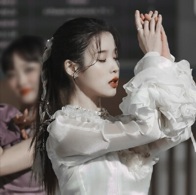 ·IU·
对你的爱被埋没在山中.
原图看图.