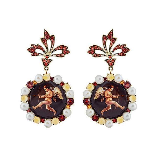 芭蕾、歌剧、戏剧、古典绘画、传统节日等传统俄贵族文化，成为Axenoff取之不尽的灵感源泉。