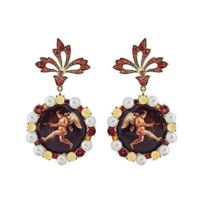 芭蕾、歌剧、戏剧、古典绘画、传统节日等传统俄贵族文化，成为Axenoff取之不尽的灵感源泉。