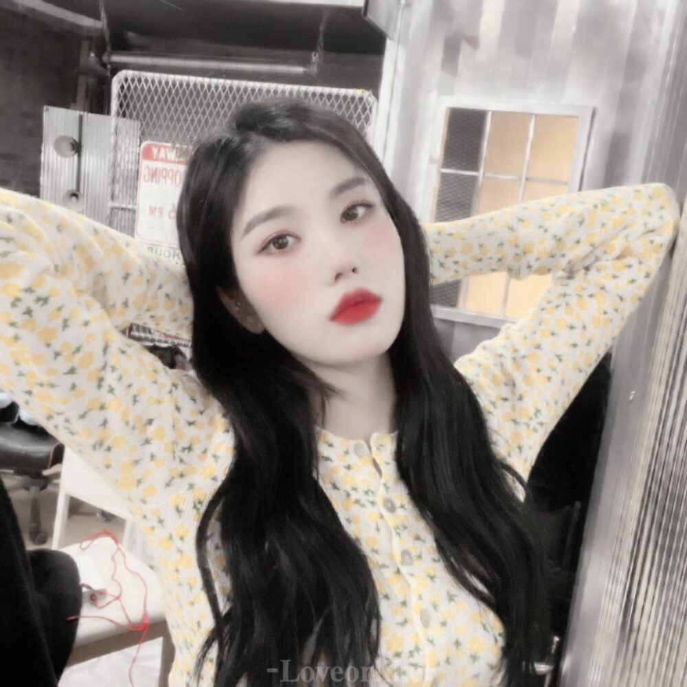 *权恩妃
“为什么不找我聊天，我专门为你学的打字。”
