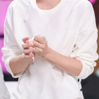 丁程鑫套图可二改，注明随意
新专耶比！本来这组想截的涩一点的嘿嘿 还是算了 我是三好青年