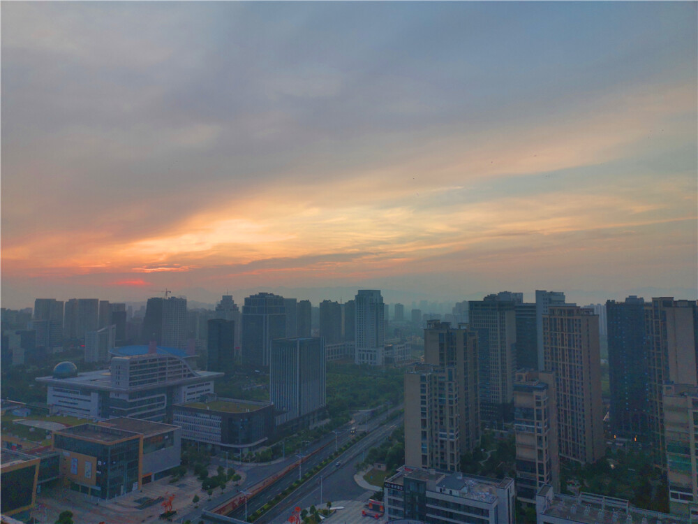 美丽吉安：天空朝霞美丽迷人
7月5日清晨，江西吉安城区天空出现的朝霞美丽迷人。（摄/肖勇）