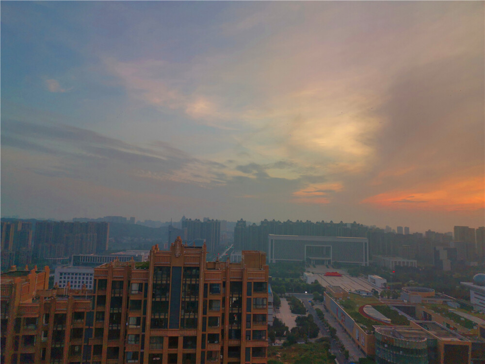 美丽吉安：天空朝霞美丽迷人
7月5日清晨，江西吉安城区天空出现的朝霞美丽迷人。（摄/肖勇）