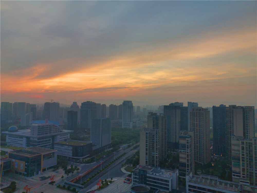 美丽吉安：天空朝霞美丽迷人
7月5日清晨，江西吉安城区天空出现的朝霞美丽迷人。（摄/肖勇）