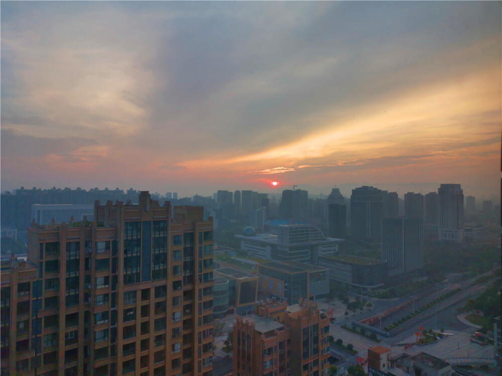 美丽吉安：天空朝霞美丽迷人
7月5日清晨，江西吉安城区天空出现的朝霞美丽迷人。（摄/肖勇）