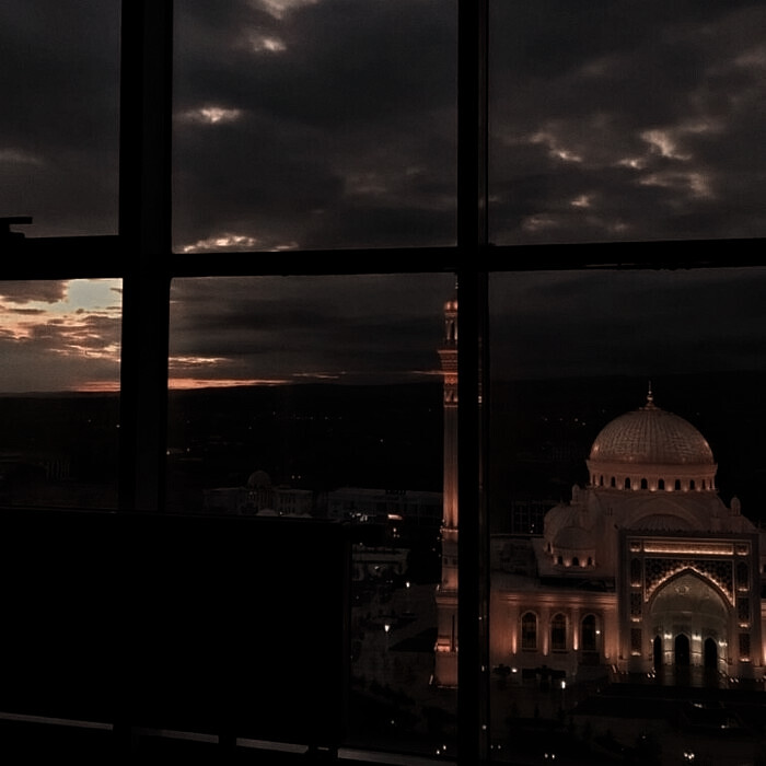  于是我们相爱手心湿的像海。