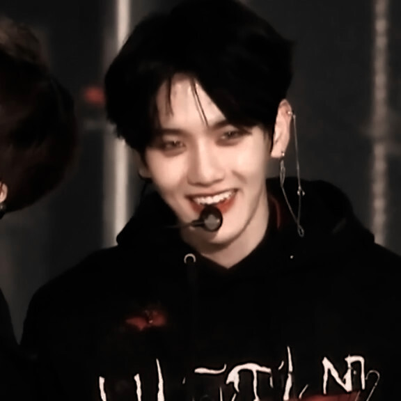  于是我们相爱手心湿的像海。