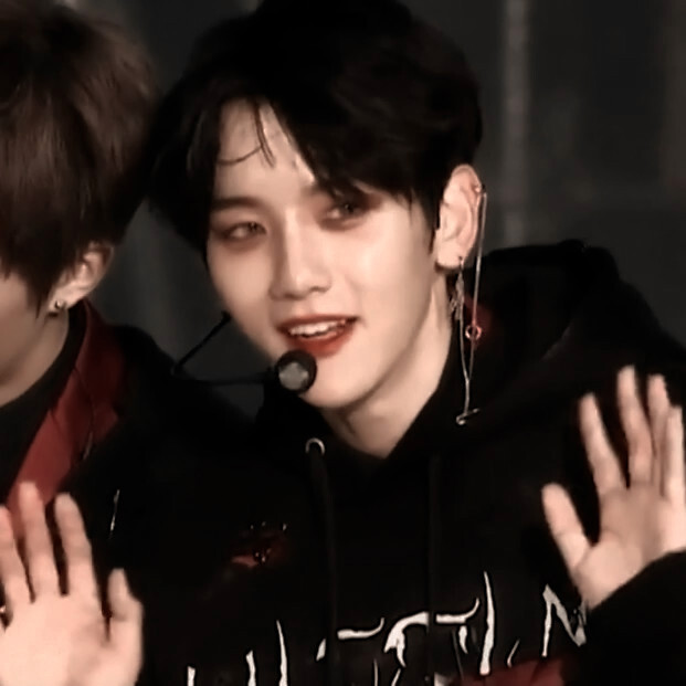  于是我们相爱手心湿的像海。