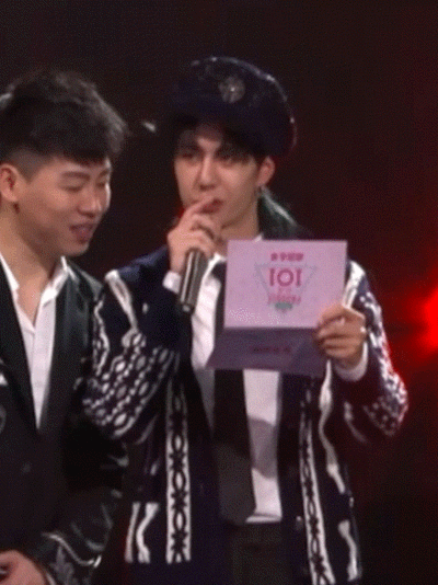 这两个镜头放在一起就是：
✨小猫没有出糗，只有可爱和更可爱的区别✨