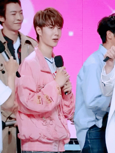 这两个镜头放在一起就是：
✨小猫没有出糗，只有可爱和更可爱的区别✨