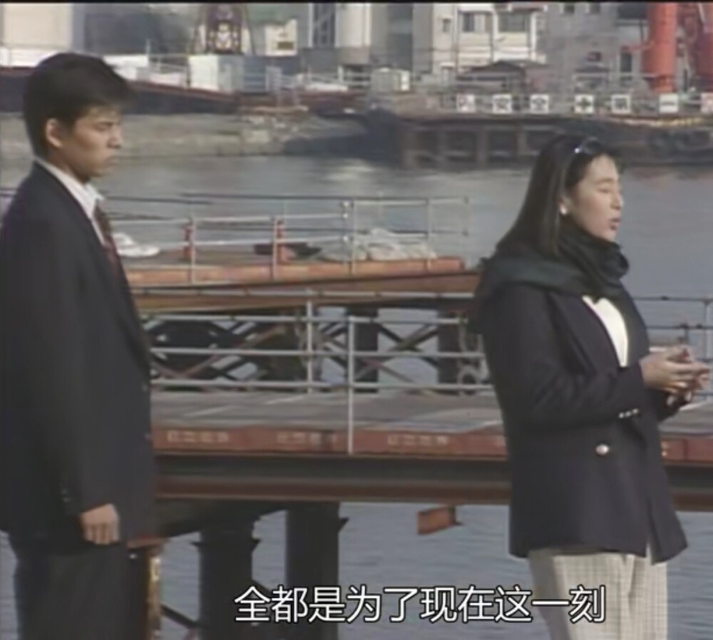 就是不知道要发生什么事
所以才会有精神的 不是吗
你要这样想 以前所做的努力
全都是为了现在这一刻
所以你要戴着胸章
把每一天的回忆
变成闪闪发光的胸章
抬头挺胸地戴着胸前