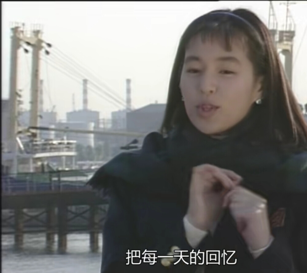 就是不知道要发生什么事
所以才会有精神的 不是吗
你要这样想 以前所做的努力
全都是为了现在这一刻
所以你要戴着胸章
把每一天的回忆
变成闪闪发光的胸章
抬头挺胸地戴着胸前