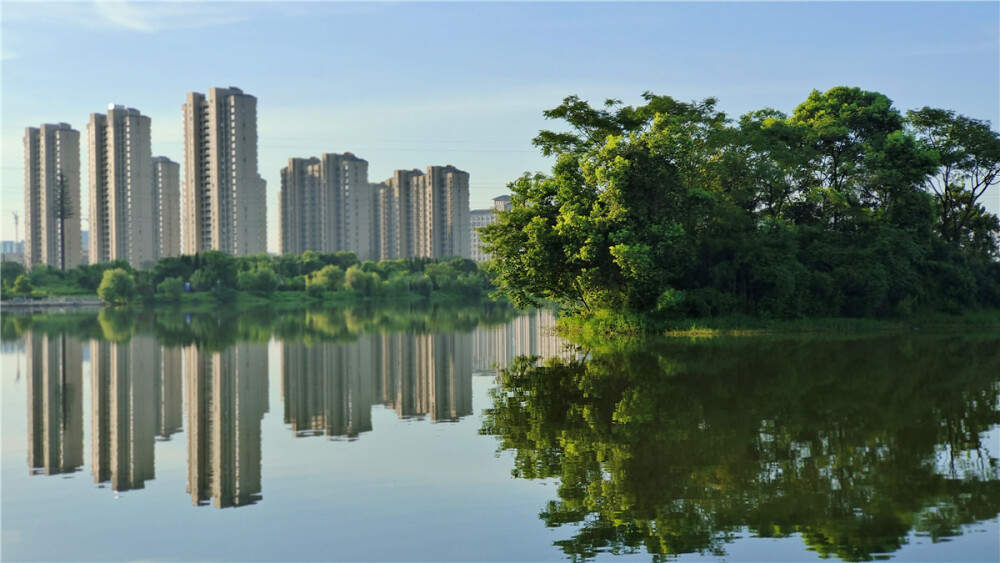 美丽吉安：风光旖旎的古后河绿廊
7月6日，江西吉安古后河绿廊在蓝天白云的映衬下，风光旖旎、美不胜收。（摄/肖勇）