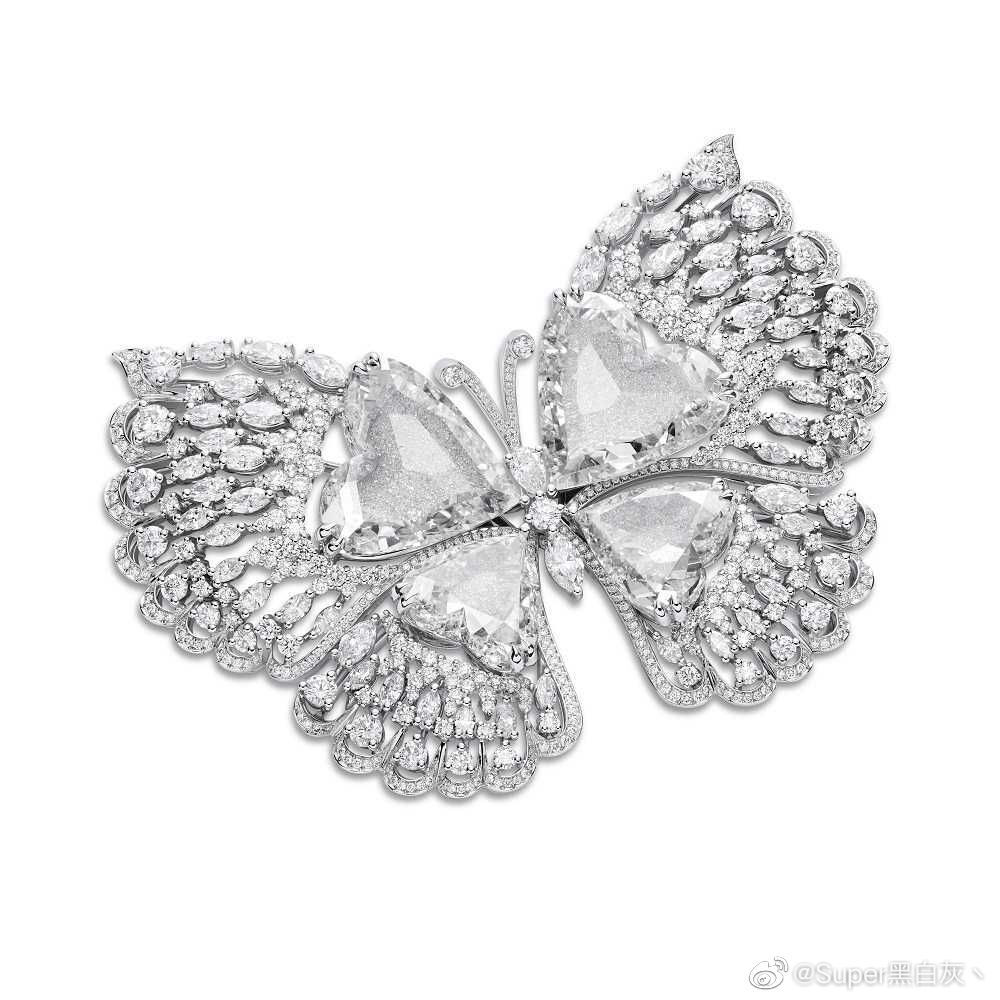 Chopard 推出2021年 Red Carpet 高级珠宝系列——「Paradise」，共呈现74件独一款作品，艺术总监 Caroline Scheufele 从大自然和神话题材作品中汲取灵感，通过瑰丽的彩色宝石和独特金属搭配，诠释新作「天堂」（Paradise）主题。 ​​​