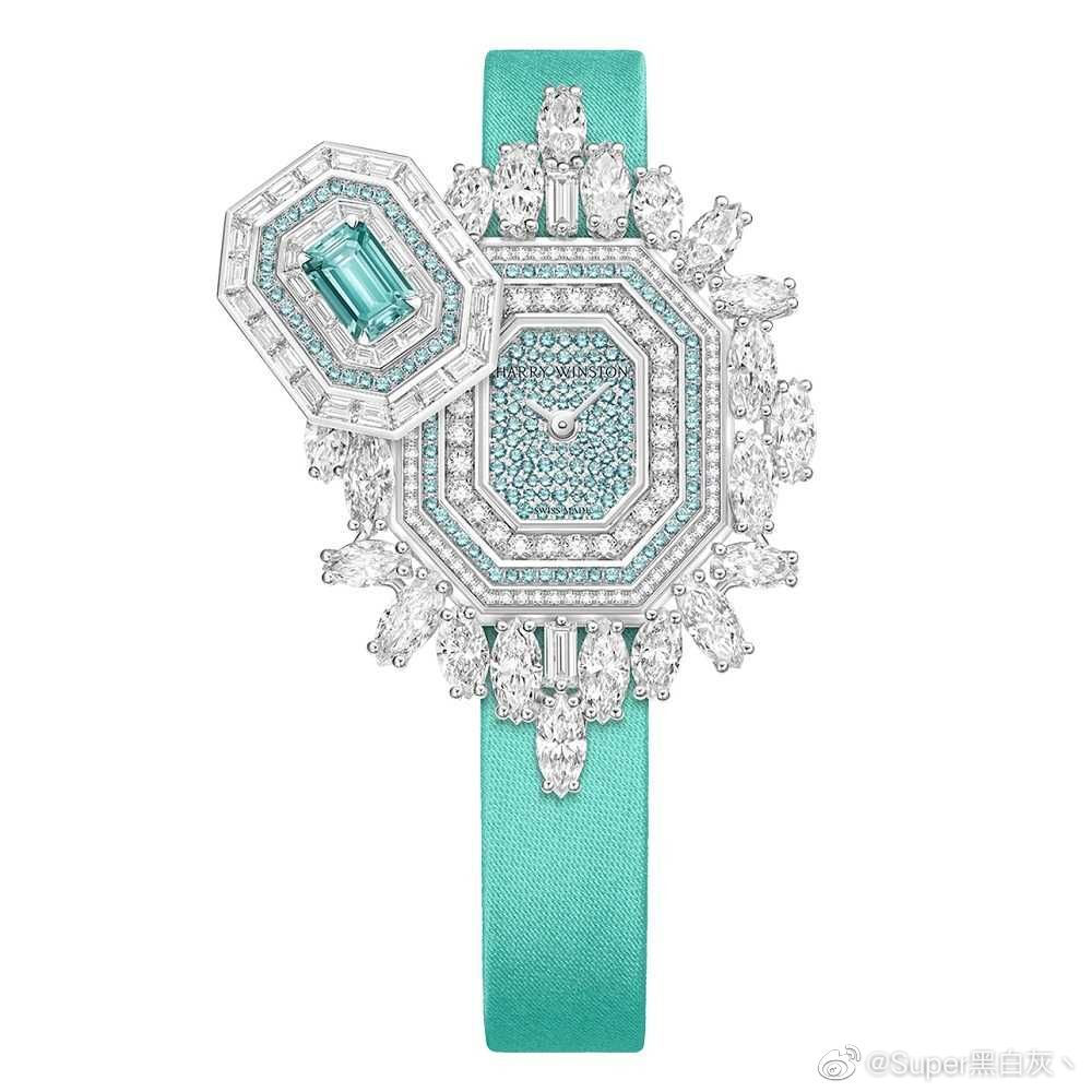 Harry Winston 推出Ultimate Emerald Signature 高级珠宝腕表，依然延续这一系列标志性的八角形表壳，新作最特别之处是采用隐秘式表壳设计，拆下表带即可作为一枚胸针佩戴。隐秘式表盖采用蓝宝石、帕拉伊巴碧玺为镶嵌宝石，海蓝系色调为夏日带来清透氛围。 ​