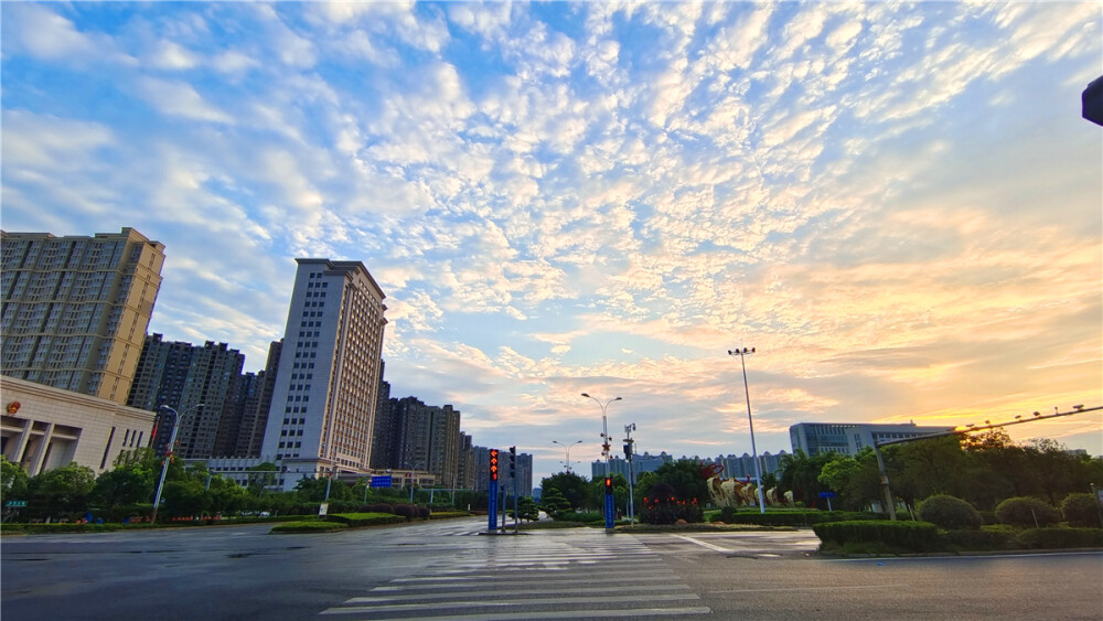 美丽吉安：千姿百态的云彩让人惊叹
7月7日，江西吉安城区天空云卷云舒，云彩千姿百态，让人叹为观止。早晨的云彩层层叠叠，霞光万丈;中午的云彩变化多端，奇形怪状;晚上的云彩壮观震撼，让人惊叹。（摄/肖勇）
