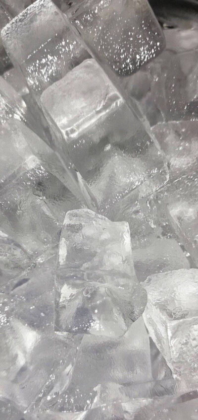 世间情动，不过盛夏白瓷梅子汤，碎冰碰壁当啷响
早安.