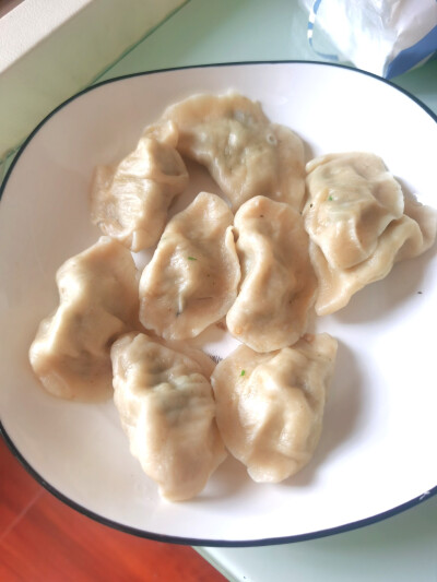 小胖的爱妻午餐故事：
前几天突然想吃饺子，忙活大半天的胖胖今天准备了猪肉大葱萝卜馅的饺子，因为近期孕反严重，对气味敏感，剁馅过的胖胖仿佛行走的一捆大葱一样，急具杀伤性！
煮好的饺子，端进屋，满是大葱味，…